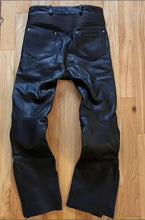 Load image into Gallery viewer, Men&#39;s Black Motorcycle Leather Pant. Real Lambskin Leather Padded Biker Pant 34.
